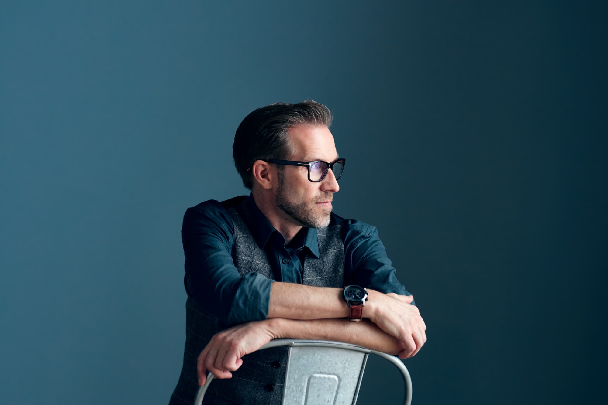 6-future-insights2021-main-guy-in-chair-look-right-2000x1333px_2.jpg