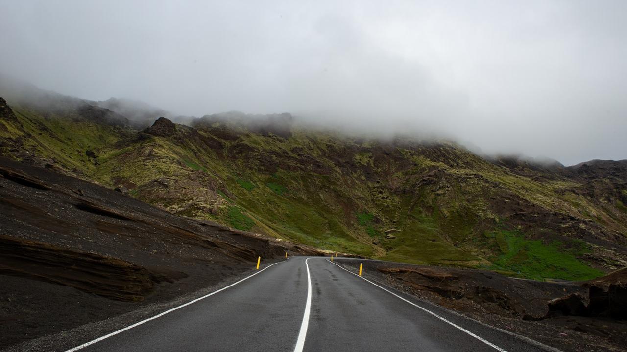 empty-road-along-the-mountain-2739013.jpg