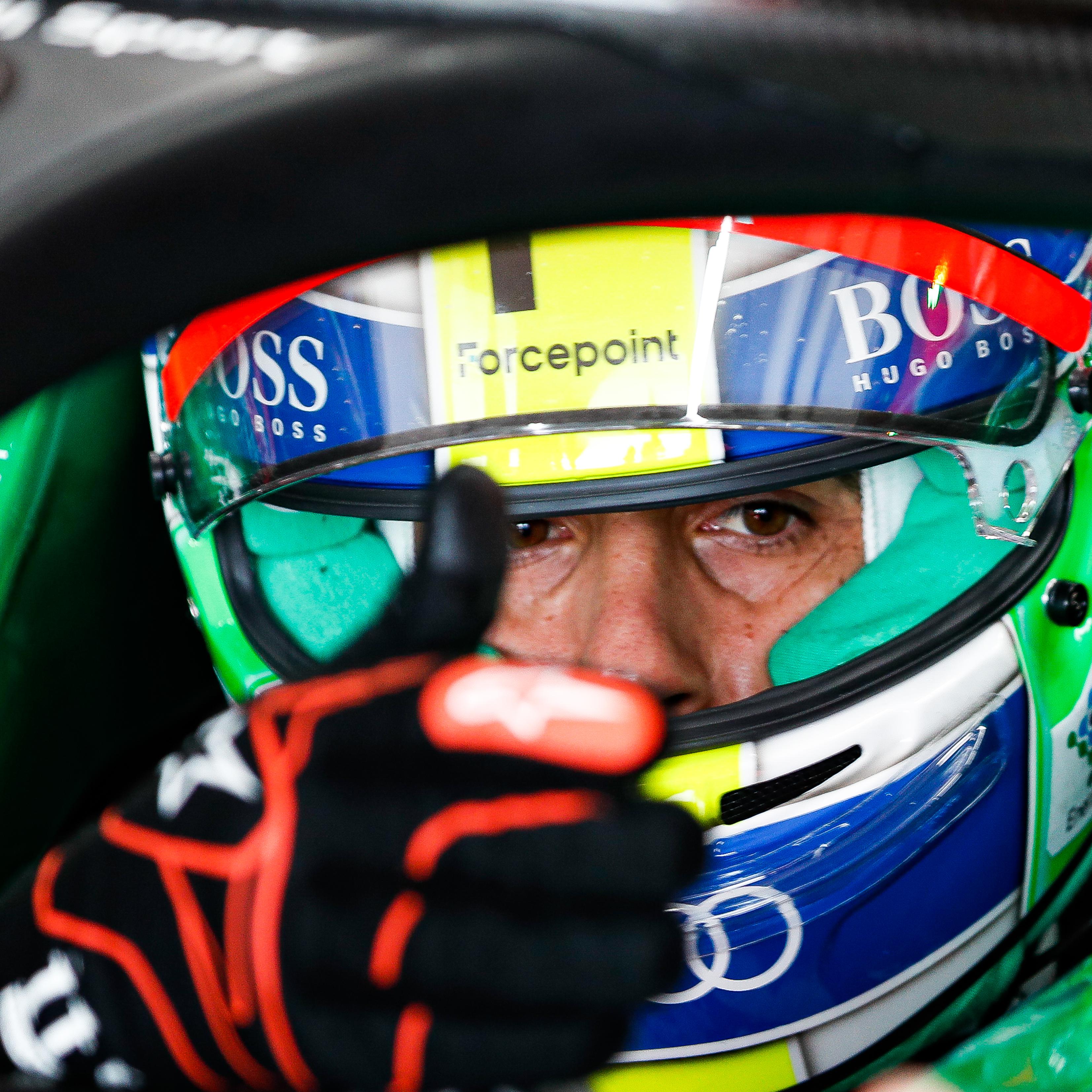 lucas-di-grassi-thumbs-up-closeup-fe_test_valencia1120-405.jpg